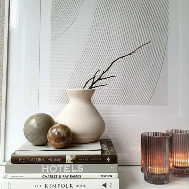 ✨️SOLID MARBLE SPHERE ✨

Prachtige, loodzware bol van massief natuursteen/marmer in een ingetogen groen-grijze tint met beige nuances. Een prachtig, minimalistisch designobject dat direct natuurlijke textuur en een high-end gevoel aan je interieur toevoegt. De bol is schitterend glad gepolijst en heeft die unieke, organische aders die zo kenmerkend zijn voor echt gesteente. Waanzinnig te stylen in een minimalistisch stilleven, een 'shelfie' of als luxe accent bovenop een mooie stapel coffee table books!

▫️ Staat: In prachtige vintage staat. Volledig glad afgewerkt, met de unieke, natuurlijke imperfecties van het steen zelf.

▫️ Details: Wordt geleverd inclusief onopvallend anti-slip dopje(s), zodat de bol perfect stabiel blijft liggen en niet wegrolt op je boeken of dressoir. Zie de foto in de hand voor het mooie, substantiële formaat. (Let op: het betreft de grotere, groen-grijze bol; exclusief overige styling).
Afm: 9cm doorsnee.

▪️Prijs: €17,- ex.porto

Reageer hieronder met VERKOCHT 👇🏼