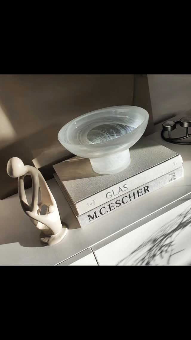 ✨️VINTAGE ALABASTER SWIRL GLASS ✨

Wauw, wat een elegantie! Prachtige vintage coupéschaal op voet van mondgeblazen glas met een dromerig wit 'alabaster' swirl-effect. 
Het vloeiende, organische lijnenspel in het glas doet direct denken aan hoogwaardig Scandinavisch of Italiaans (Murano) mid-century design. De schaal heeft een tijdloze vorm die perfect balanceert tussen klassiek en modern. Vul hem met heldergele citroenen op het aanrecht, of laat het lijnenspel puur voor zichzelf spreken in het zonlicht!

▫️ Staat: In perfecte vintage staat, volledig glad en glanzend. Geen chipjes, barsten of diepe krassen.

▫️ Details: Elegant handzaam formaat (zie de foto in de hand voor de schaal). Een prachtig kunstobject op zich. Exclusief afgebeelde accessoires.

Afm: 12cm hoog, 23cm diameter.

▪️Prijs: €34,- Ex.porto

Reageer hieronder met VERKOCHT 👇🏼